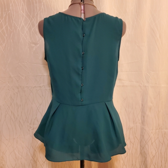 Le Chateau Sleeveless Peplum Blouse - Picture 2 of 7